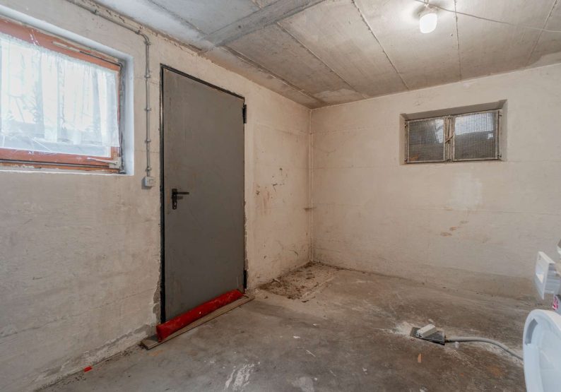 Waschküche mit Ausgang